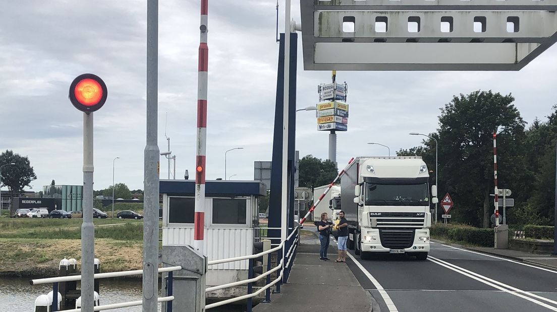 De vrachtwagen op de brug