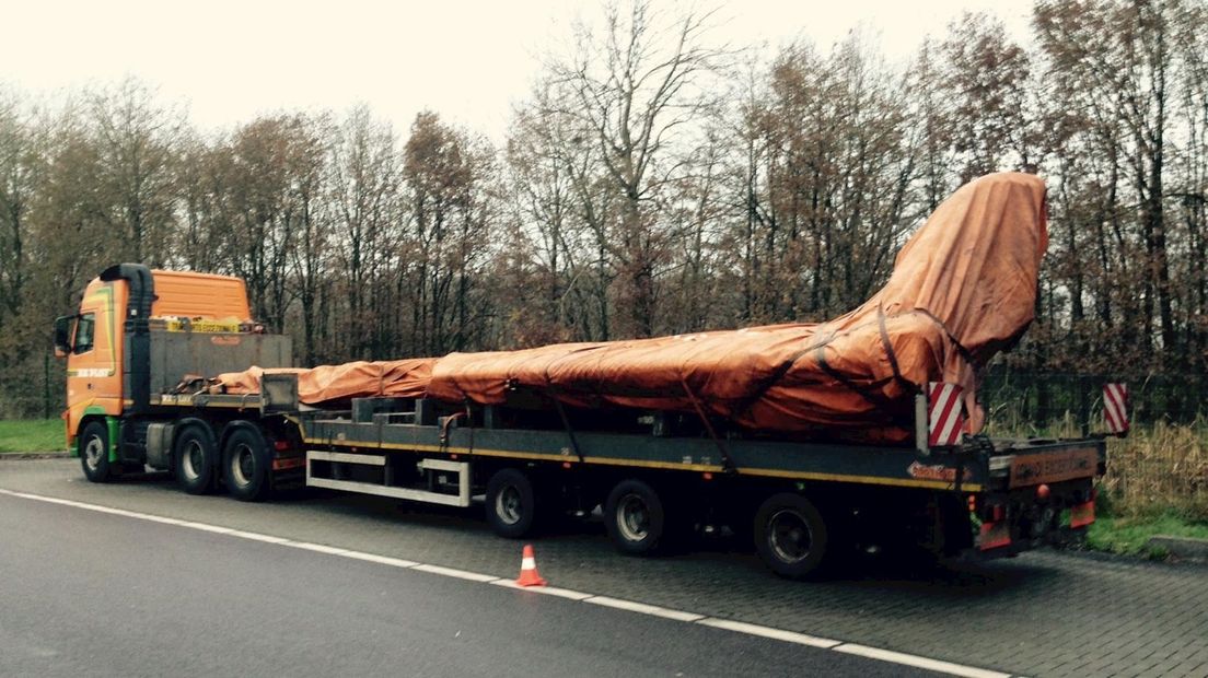 Vrachtwagen met wrakstukken