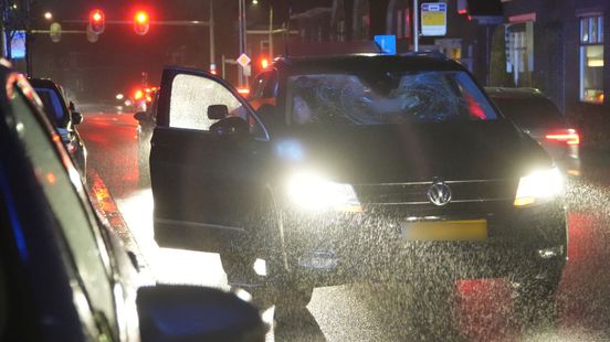 Gewonde bij aanrijding tussen fietser en lesauto in Assen. Gewonde bij aanrijding tussen fietser en lesauto in Assen.