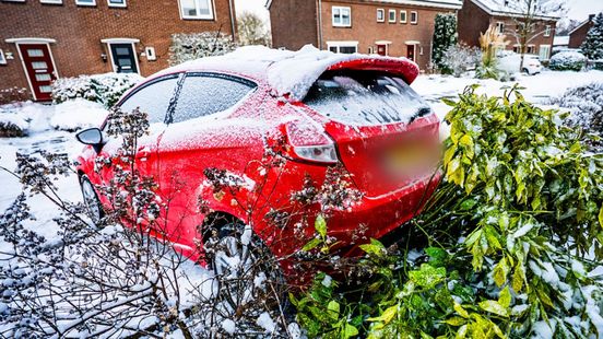 Auto belandt in voortuin • auto vast in sinkhole