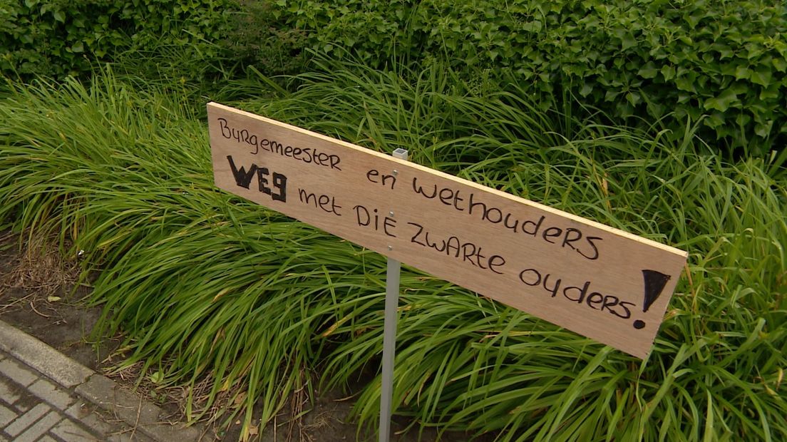 Protestbord tegen de komst van asielzoekers in 's-Gravenpolder.