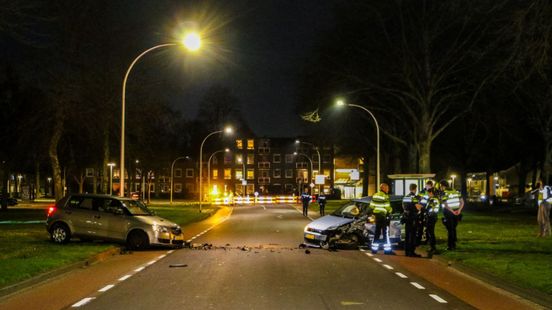 Twee gewonden bij frontale botsing in Hengelo. Twee gewonden bij frontale botsing in Hengelo.