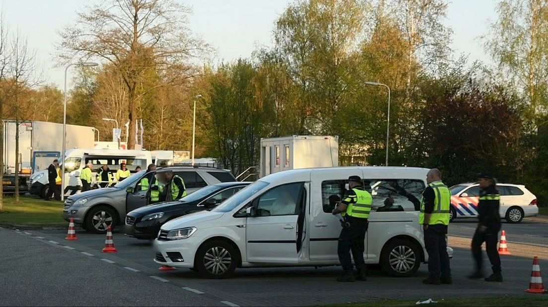 Politie en Belastingdienst nemen zeven auto's in beslag bij controle Enschede