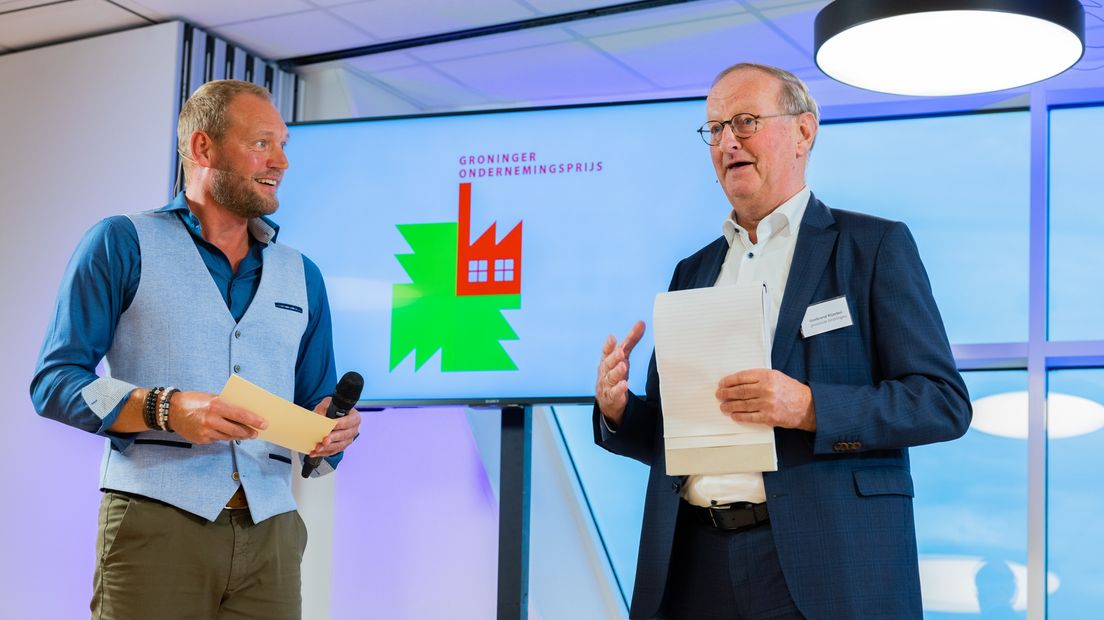 Juryvoorzitter IJzebrand Rijzebol (rechts) met presentator Marcel Nieuwenweg.