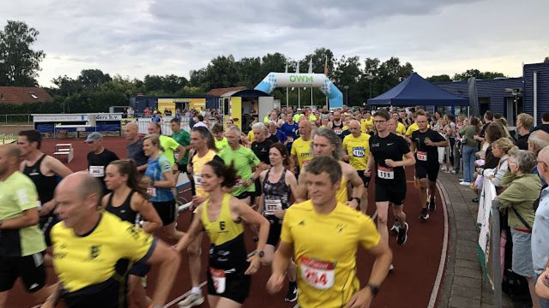 Indrukwekkend gezicht met 350 lopers aan de start.