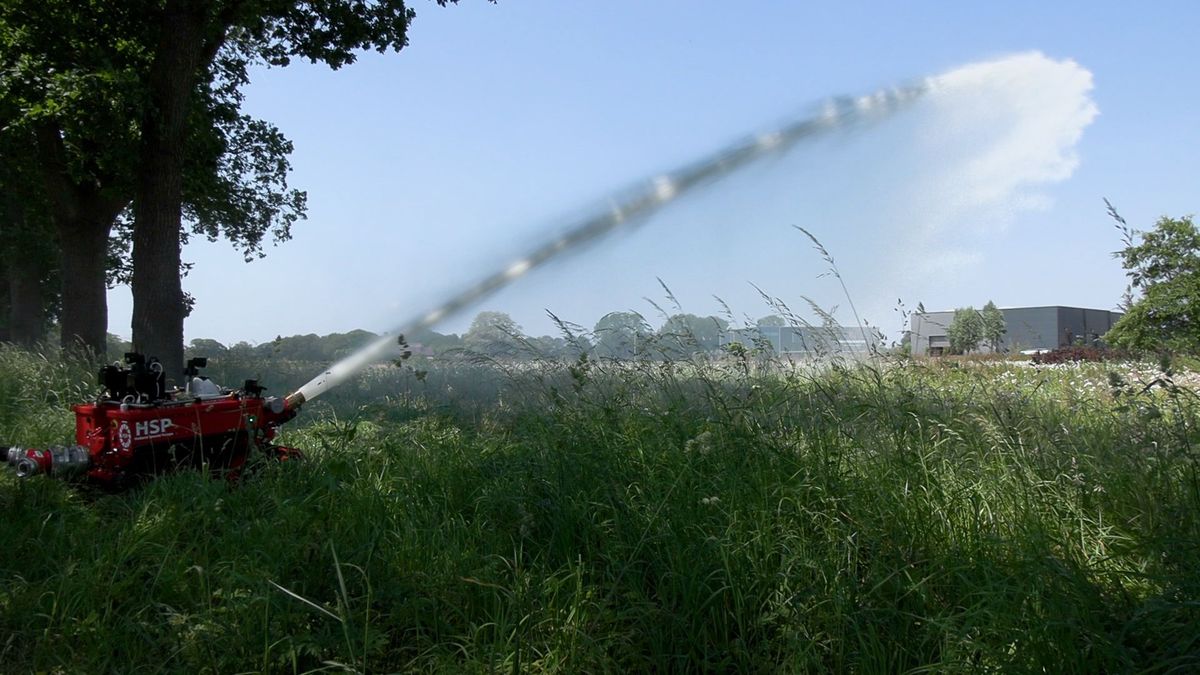 Brandweer oefent met blusrobot: ‘Het apparaat voelt zich thuis op plekken waar geen mens kan komen’
