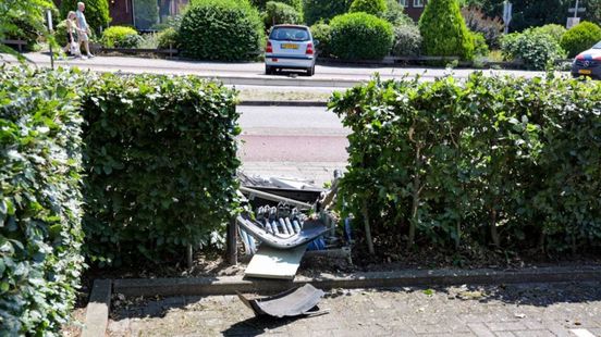 Ongeluk op kruising • auto dwars door heg. Ongeluk op kruising • auto dwars door heg.