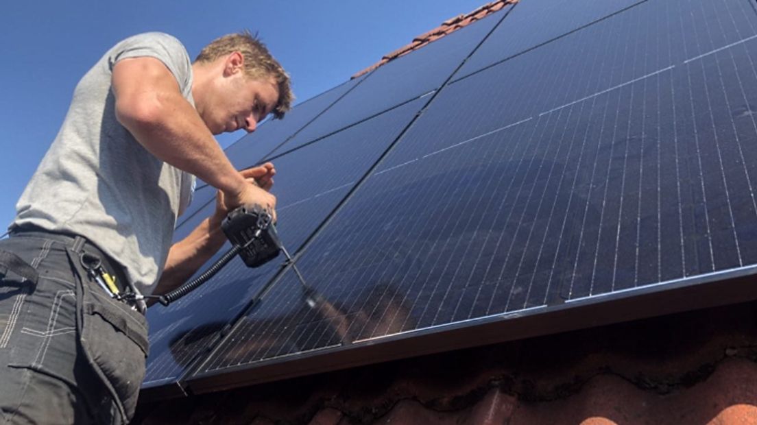 In een nieuwbouwwijk in Erica worden zonnepanelen geïnstalleerd (Rechten: Petra Wijnsema/RTV Drenthe)