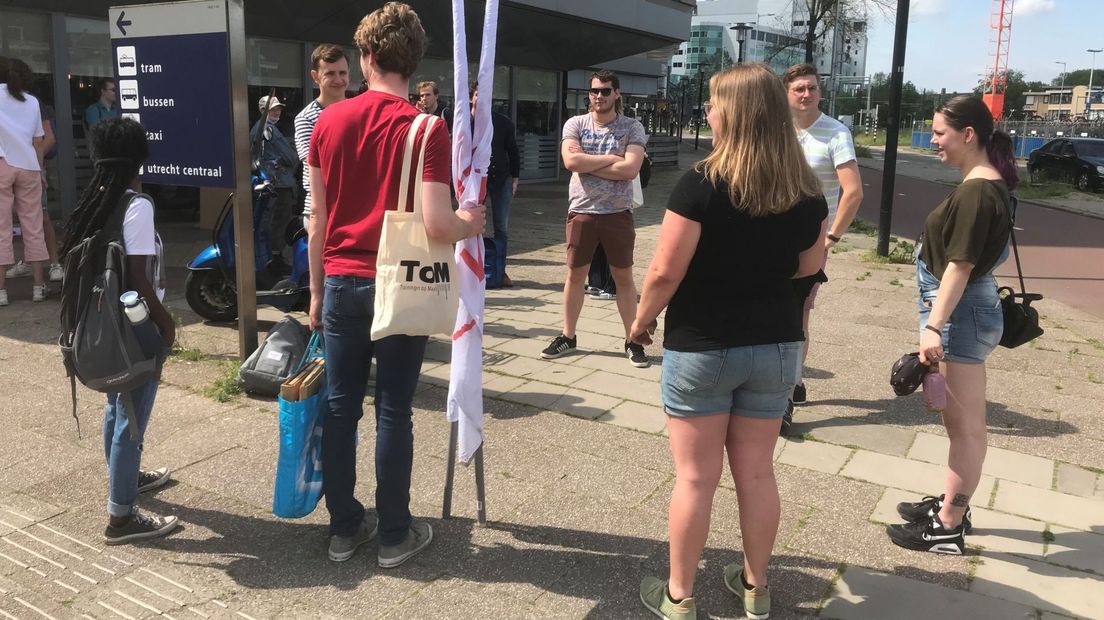 Studenten bij vertrek in Utrecht.