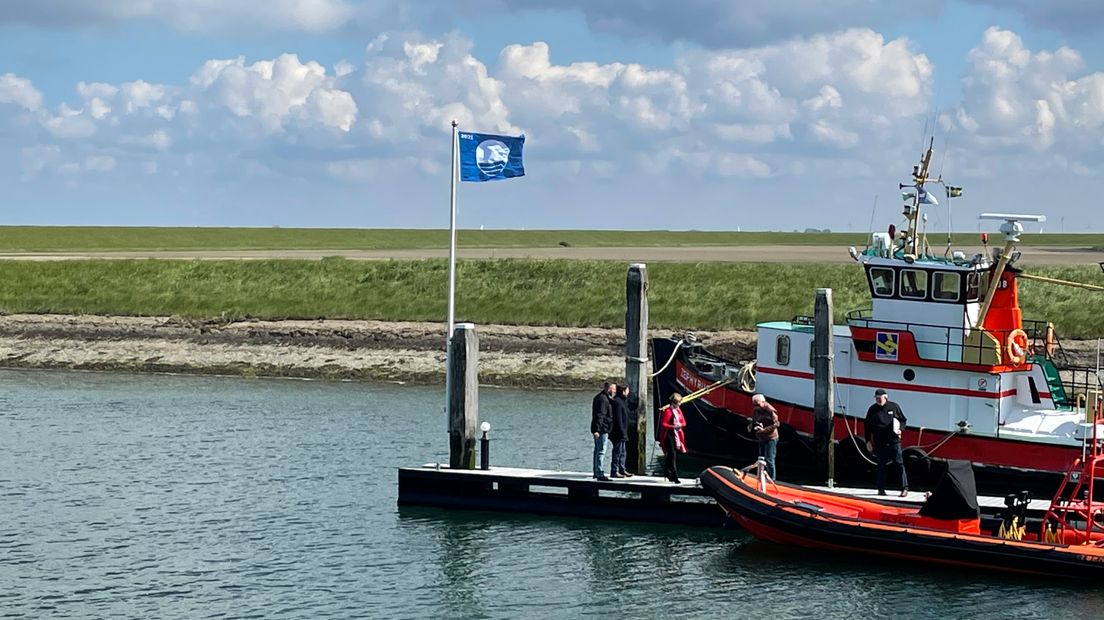 De wapperende blauwe vlag in de haven van Stavenisse.