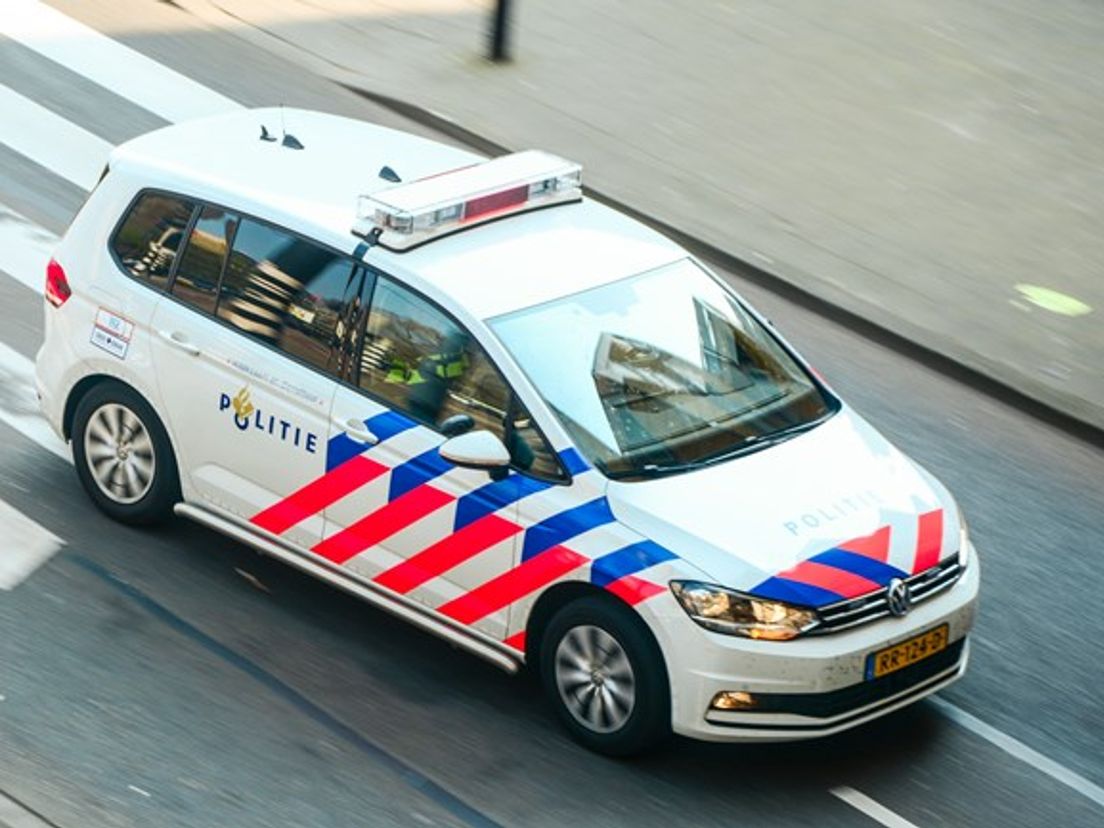 Een man heeft zaterdagochtend op vier anderen geschoten tijdens een ruzie in Rotterdam, meldt de politie.