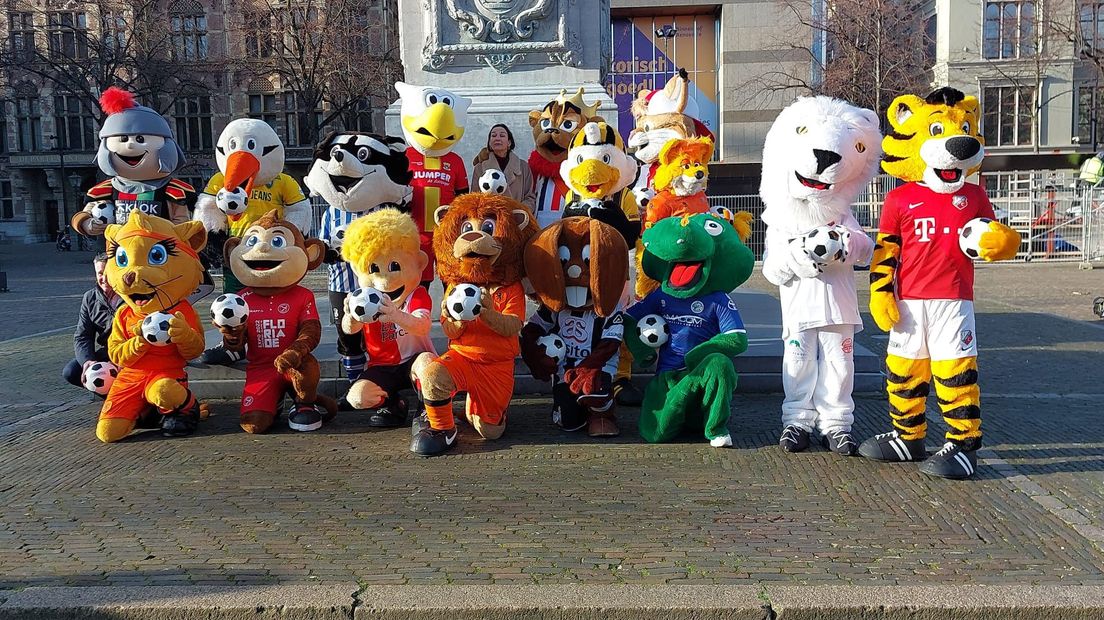 Voetbalmascottes demonstreren op het Plein