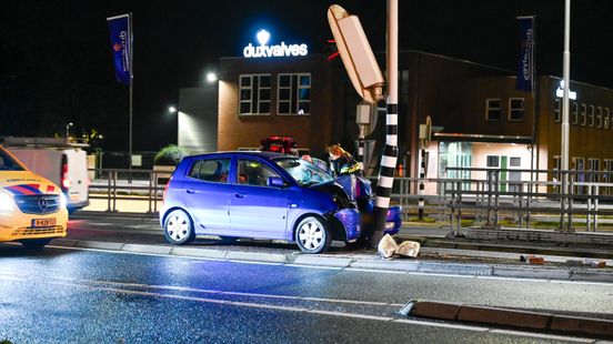 Auto ramt verkeerslicht in Almelo Nieuws