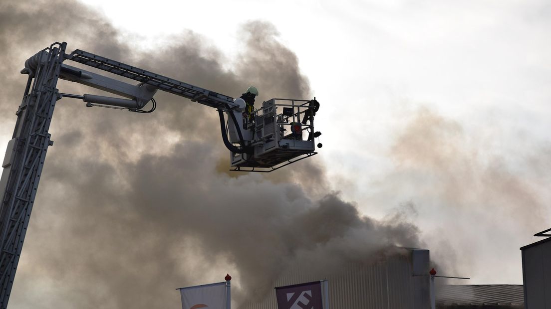 Brandweer zet hoogwerker in