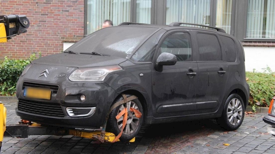 Een bergingsbedrijf sleept de auto's uit de parkeergarage