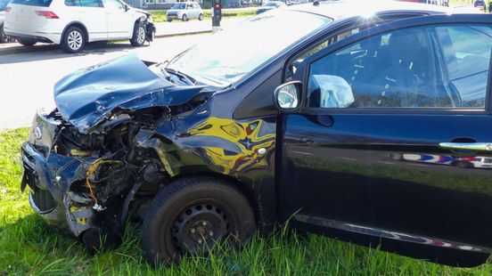 112 Nieuws: Aanrijding in Enschede, twee personen naar ziekenhuis.