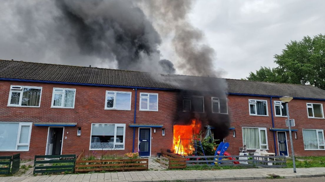 De brand veroorzaakt flink wat rook
