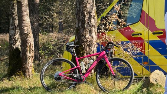 Wielrenster gewond na aanrijding met auto. Wielrenster gewond na aanrijding met auto.