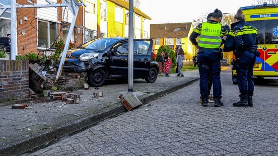Ravage bij aanrijding in Enschede, stenen muurtje verwoest. Ravage bij aanrijding in Enschede, stenen muurtje verwoest.