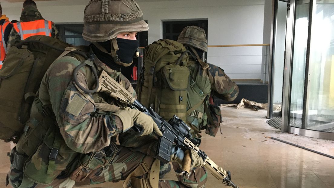 Mariniers doen oefening in Voorburg.