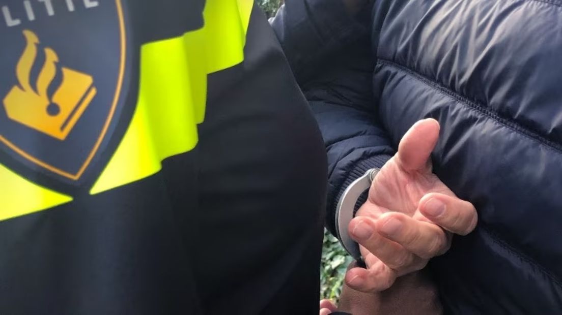Politie houdt twee mannen aan met vuurwapens