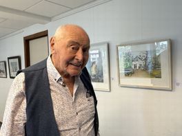 Schilder Henk Pries (90) uit Vledder zo trots als een pauw op eigen expositie in Museum Valse Kunst