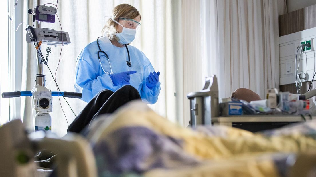 Ter illustratie: een ic-verpleegkundige aan het werk tijdens de coronacrisis