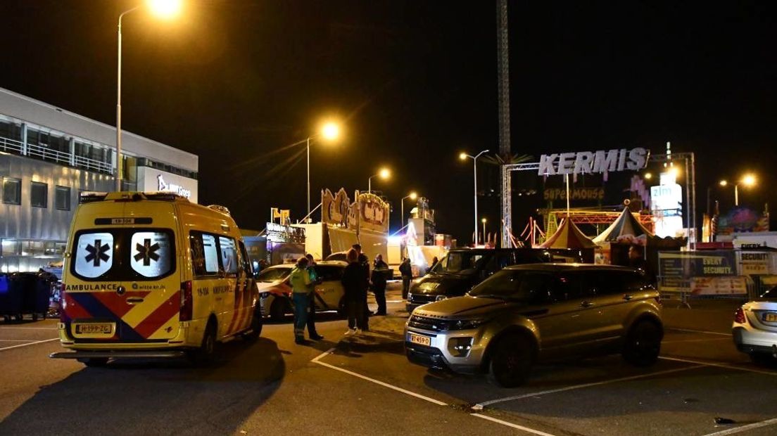 Politie en ambulance op de kermis in Goes vanwege steekincident.