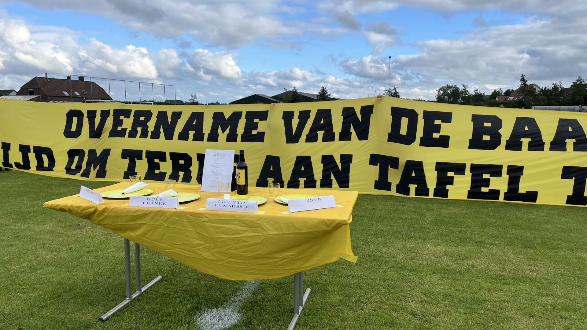 'Ga aan tafel', vragen supporters van Vitesse op de middenstip