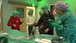 Tieners mogen zélf aan de slag in de operatiekamer