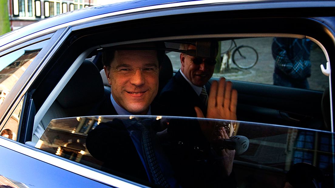 Mark Rutte in een ministersauto