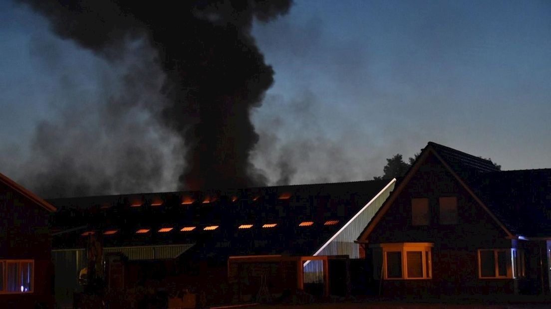 Een schuur met landbouwvoertuigen ging in Wanneperveen in vlammen op