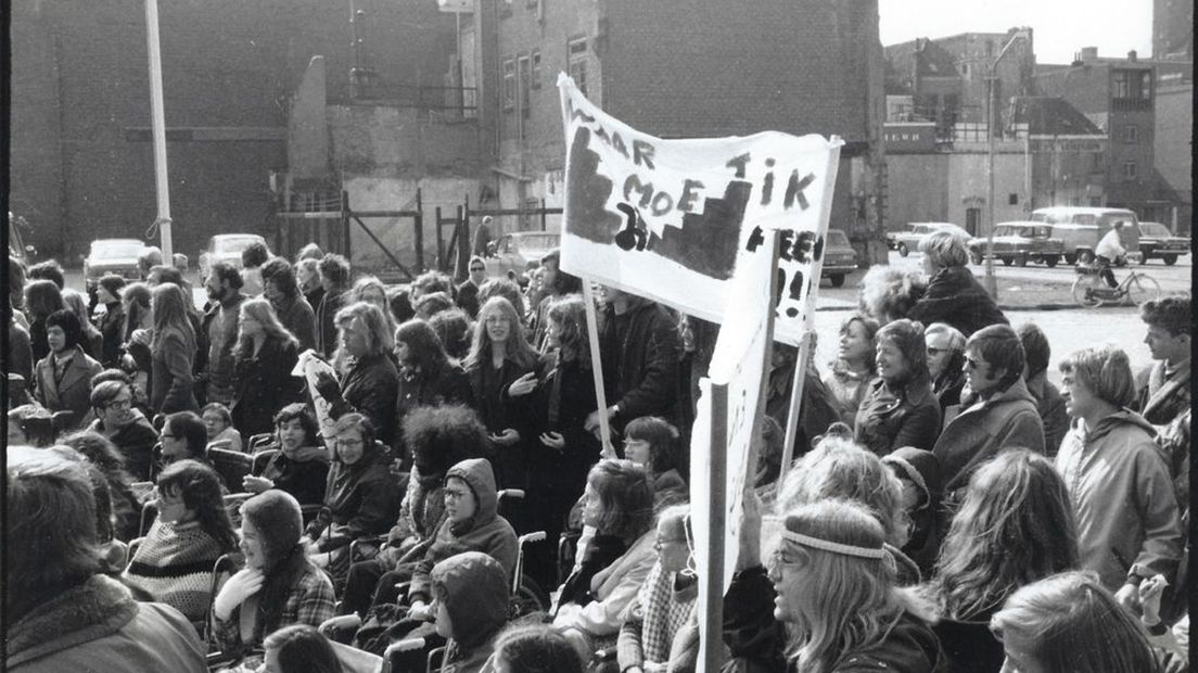 De eerste actie van gehandicaptenvoorman Jan Troost in Nijmegen bij cultureel centrum De Lindenberg.