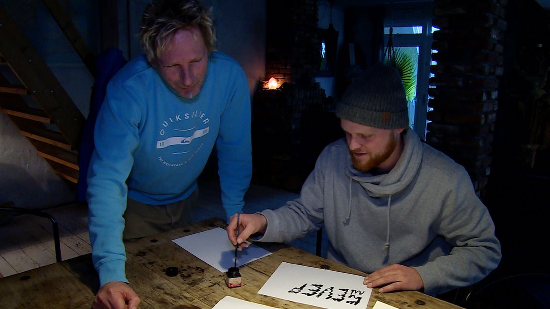 Sander Kuipers (l) en kunstenaar Joren Hans ontwierpen de skateboards, die verkocht worden om geld in te zamelen (Rechten: RTV Drenthe)