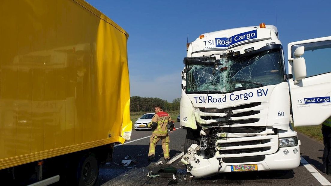 Drie vrachtwagens waren betrokken bij het ongeluk op de A35