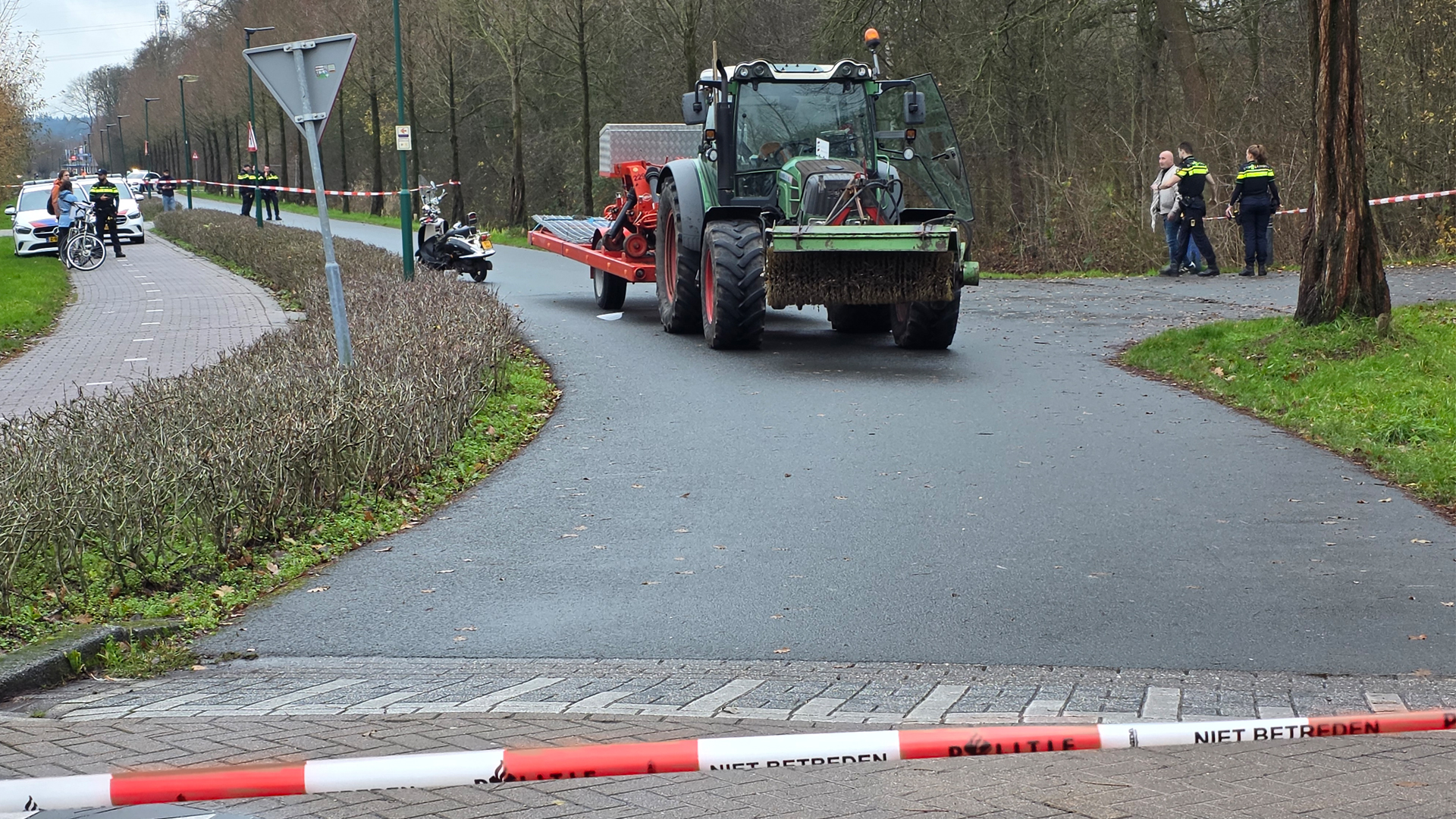 Scooter en tractor botsen met elkaar in Veenendaal