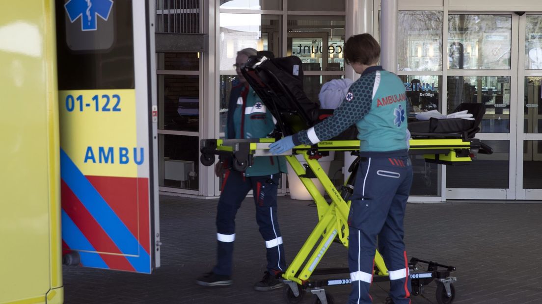 Een patiënt wordt de ambulance in gereden
