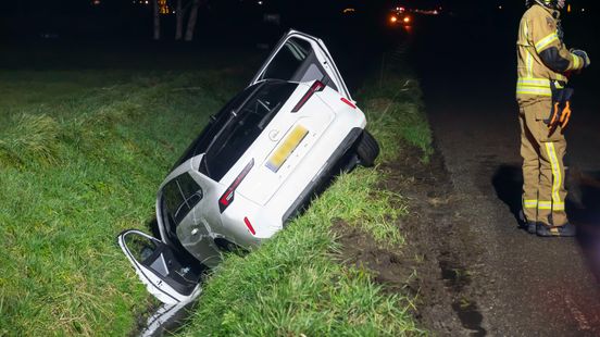 Auto komt in sloot terecht | Ongeluk met zes voertuigen op snelweg. Auto komt in sloot terecht | Ongeluk met zes voertuigen op snelweg.