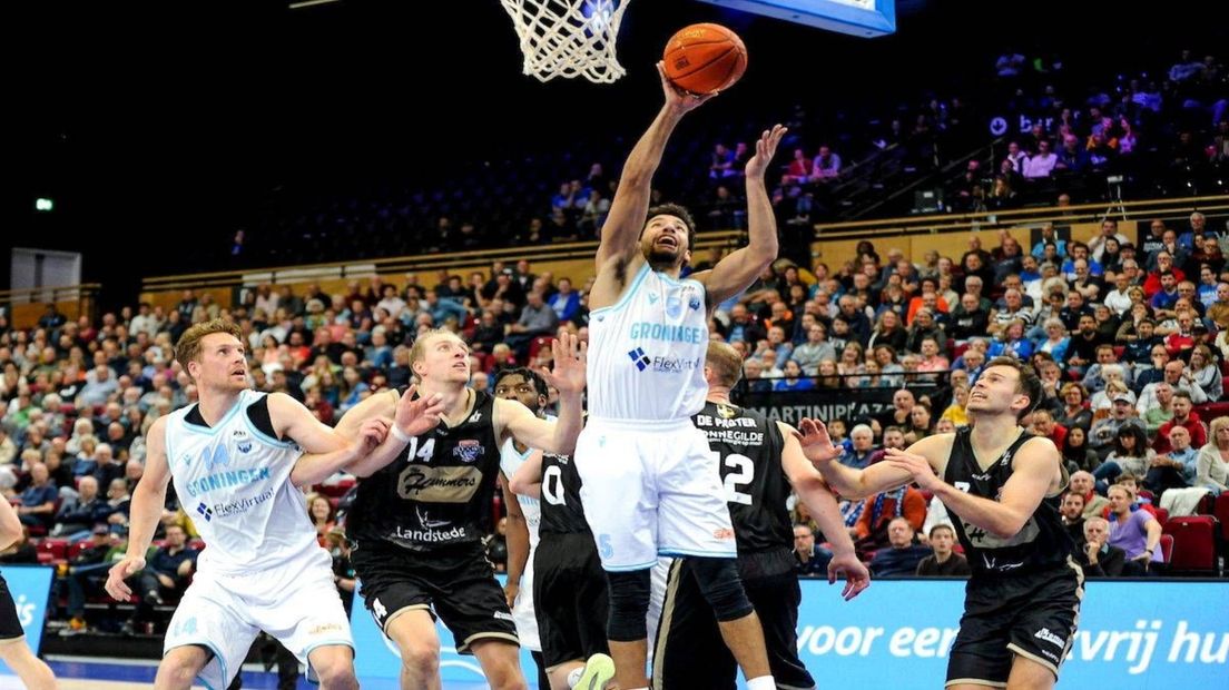 Leon Williams scoort met een lay-up voor Donar (archieffoto)