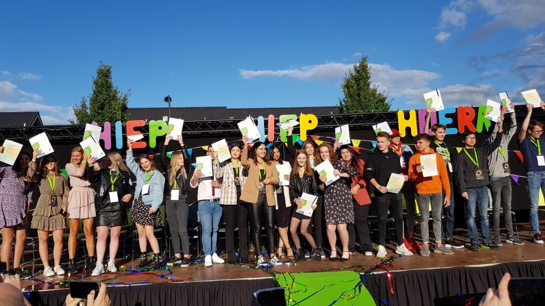 Mavo-leerlingen in Elst krijgen hun diploma