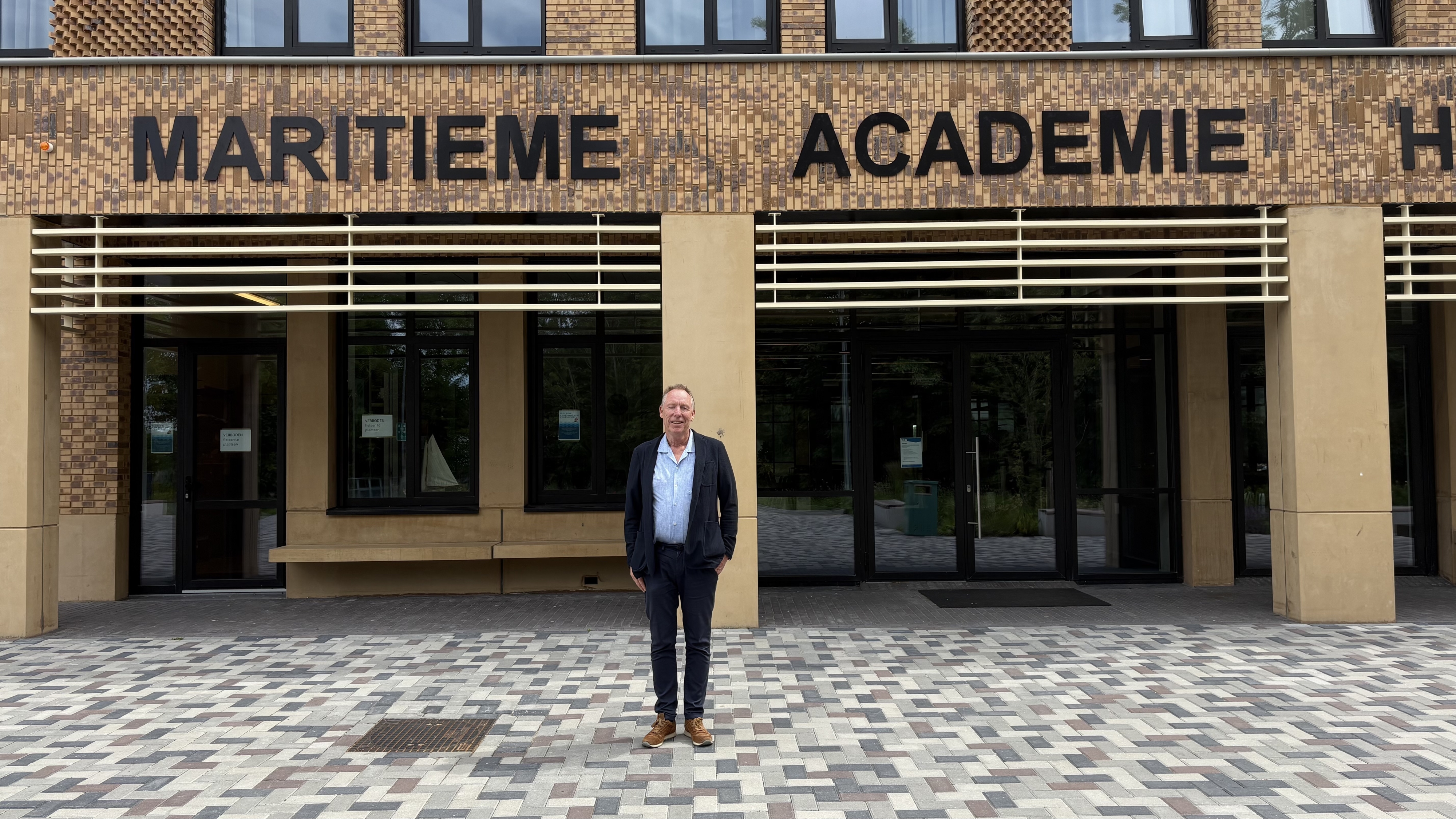 Arjen Mintjes foar de Maritime Akademy