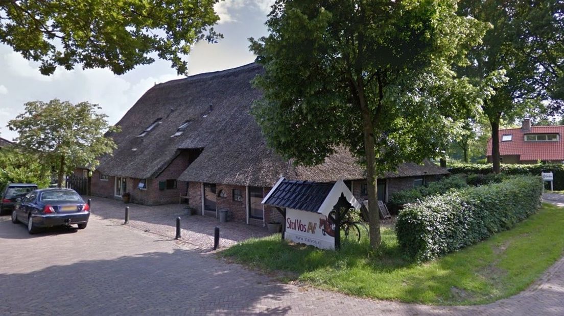 De woonboerderij van Stal Vos, met daarachter de stallen en de manege (Rechten: Google Streetview)