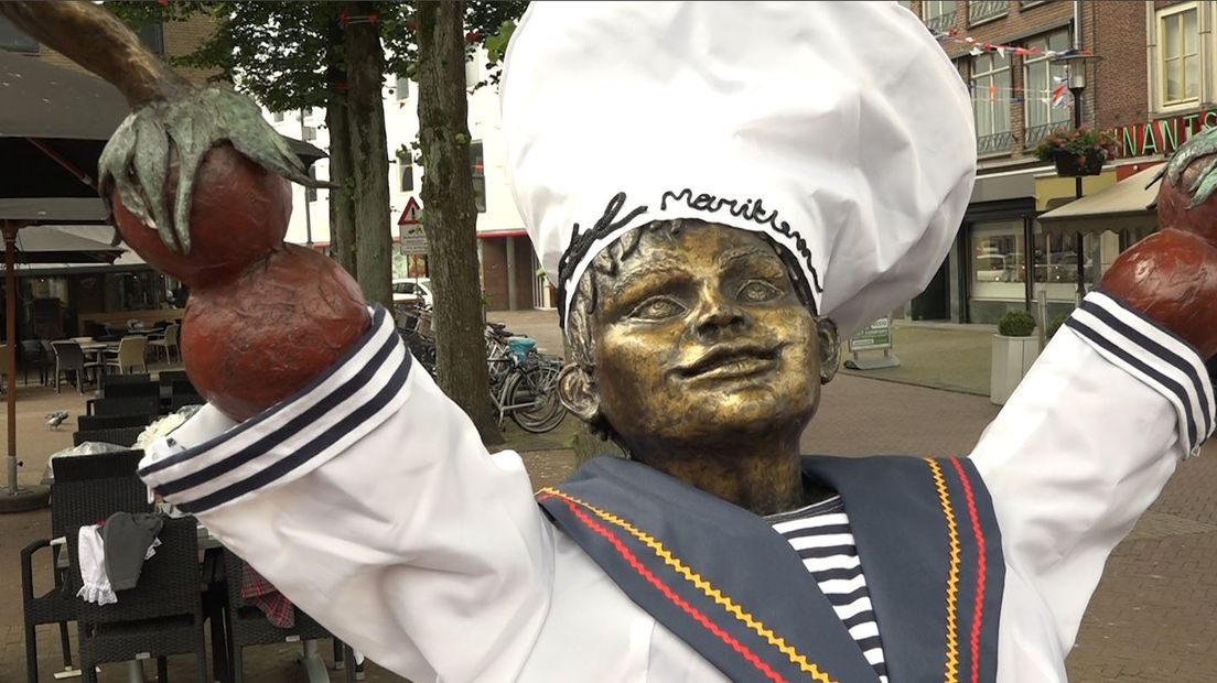 Het standbeeld van Manneke Pis in Brussel heeft al 900 pakjes. Wat dat betreft komt Flipje in Tiel met acht kostuums nog maar net kijken. Maar binnenkort is zijn nieuwste creatie klaar.