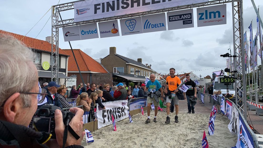 Eerste wandelaars druppelen binnen in Zoutelande