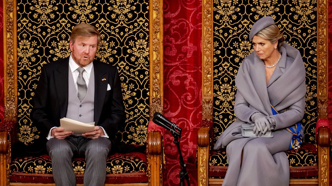 Koning Willem-Alexander leest de Troonrede voor aan leden van de Eerste en Tweede Kamer. Naast hem koningin Maxima.