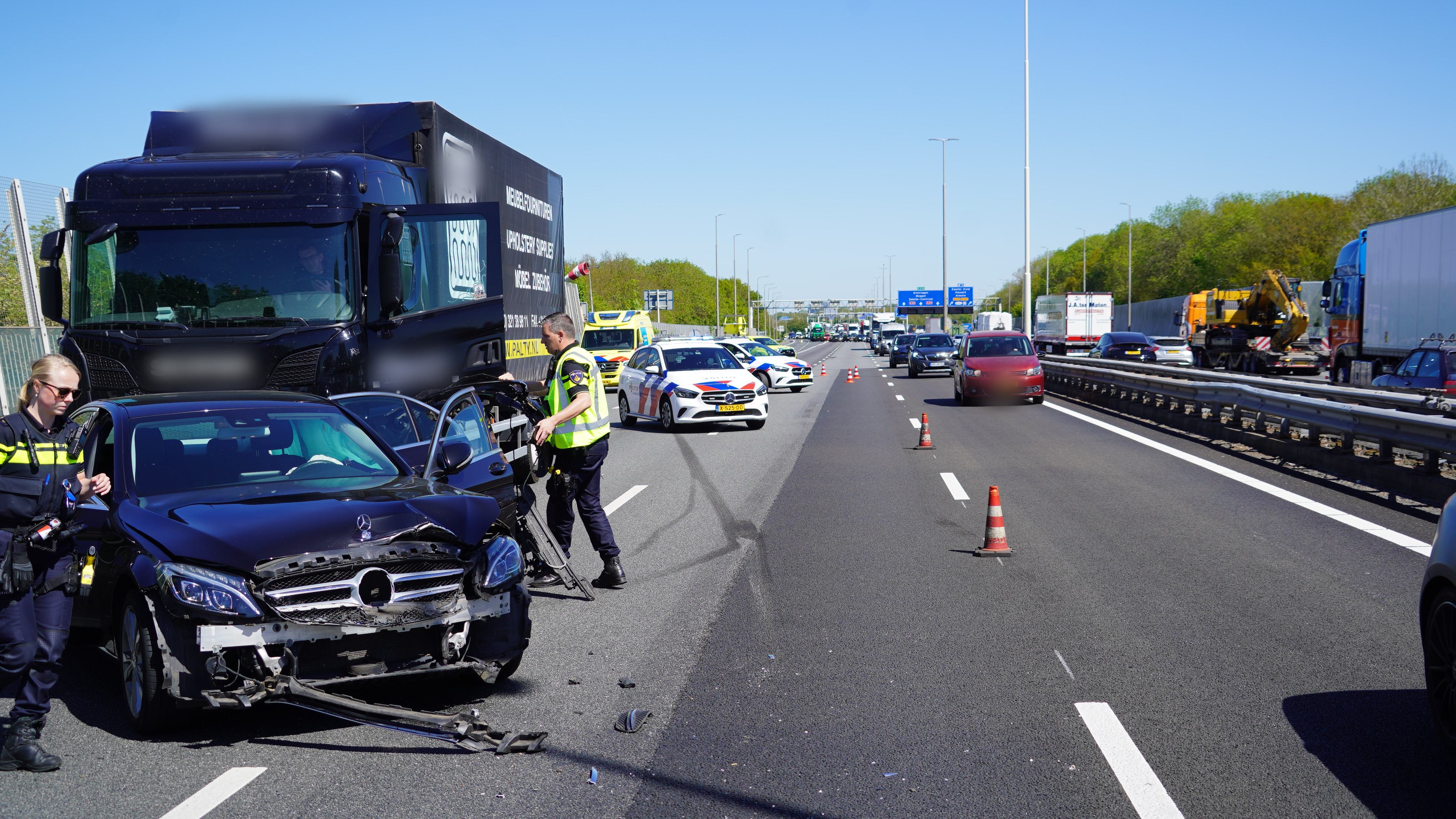 Flinke file door aanrijding op A28 bij Zwolle-Zuid.