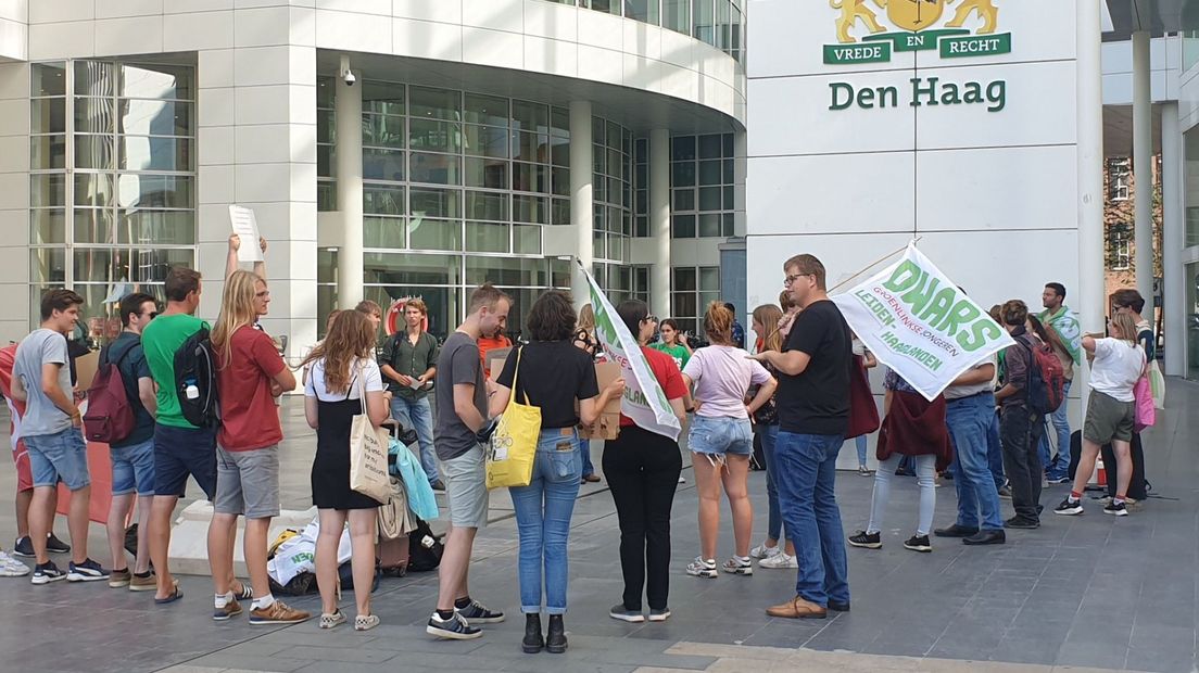 Demonstratie tegen asielbeleid voor het stadhuis