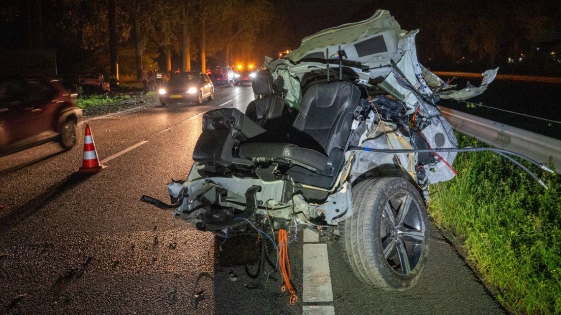De achterkant van de auto lag tientallen meters van de voorkant vandaan.