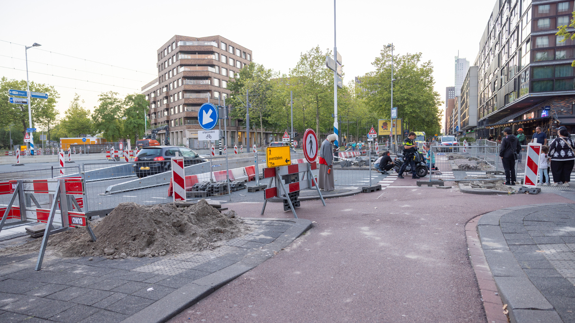 Op de Laan op Zuid zijn er wegwerkzaamheden om het kruispunt veiliger te maken.