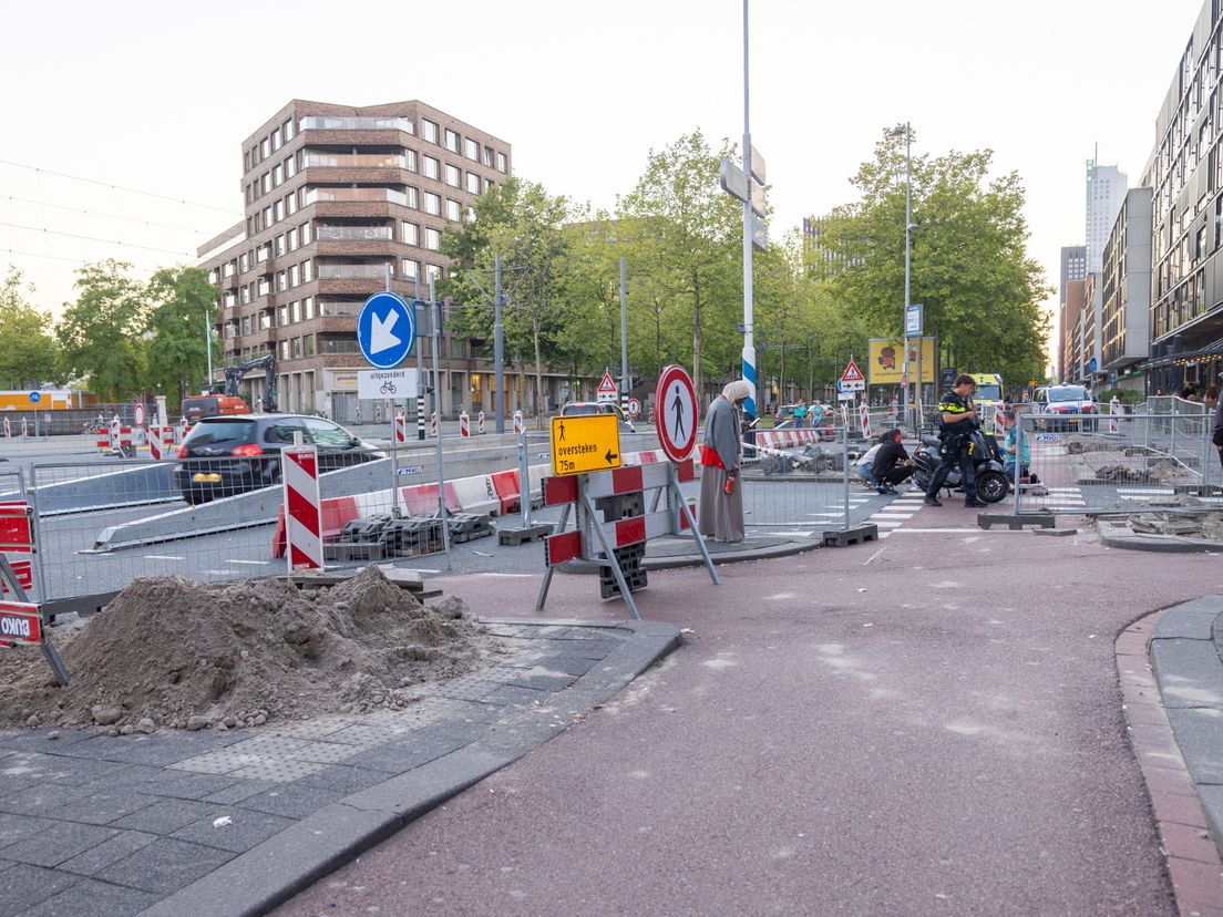 Op de Laan op Zuid zijn er wegwerkzaamheden om het kruispunt veiliger te maken.